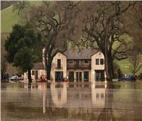 إجلاء سكان مناطق بكاليفورنيا تحسبًا لفيضانات وإنهيارات أرضية