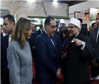 رئيس مجلس الوزراء يتفقد جناح المجلس الأعلى للشئون الإسلامية بمعرض الكتاب
