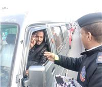 رجال المرور يوزعون الورود على قائدي السيارات احتفالًا بـ«عيد الشرطة»| صور