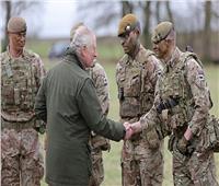 الملك تشارلز الثالث يزور معسكر تدريب القوات الأوكرانية في ويلتشير 