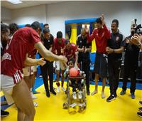 لاعبو الأهلي يحتفلون بعيد ميلاد طفل من ذوي الإعاقة 