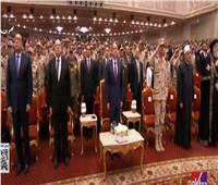 الرئيس السيسي يقف تحية للشهداء خلال الندوة التثقيفية