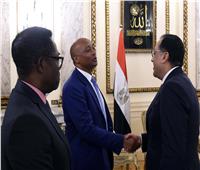 رئيس الوزراء يلتقي رئيس "الكاف" لاستعراض سبل دعم كرة القدم الأفريقية