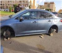 «أجّر عربية لسرقة جنوط».. كواليس صورة لسيارة بدون إطارات في التجمع