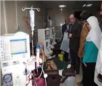 محافظ بني سويف يوزع الهدايا على الأمهات المرضى بمستشفى التأمين الصحي