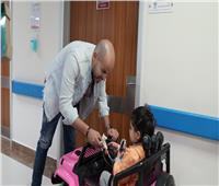 "أبو" يزور أطفال مستشفى الناس لعلاج القلب