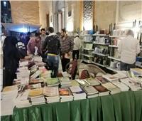 إقبال كثيف على إصدارات وزارة الأوقاف بمعرض الكتاب بجامع الحسين