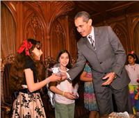 محافظ الغربية يوزع هدية الرئيس على الأطفال احتفالا بعيد القيامة 