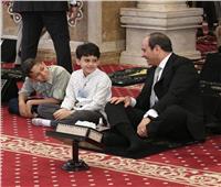 الرئيس السيسي يصافح أبناء الشهداء خلال شعائر صلاة عيد الفطر المبارك