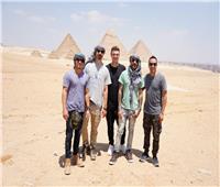 فريق ذا باك ستريت بويز في الأهرامات قبل حفلتهم في مصر