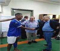 رئيس نادي المقاولون يحفز اللاعبين قبل مواجهة البنك في الدوري 