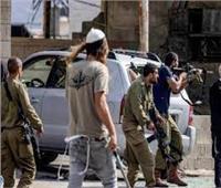 مستوطنون إسرائيليون يعتدون بالضرب المبرح على فلسطينيين في البلدة القديمة بالقدس المُحتلة