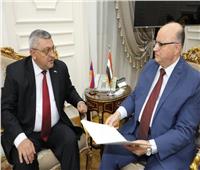 محافظ القاهرة يلتقي بسفير أرمينيا لبحث سبل التعاون المشترك بين الجانبين
