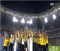 أحمد حجازي يرفع كأس التتويج بلقب الدوري السعودي 