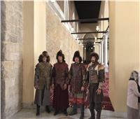 بملابس الظاهر بيبرس .. كازاخستانيين يظهرون في افتتاح مسجدة بالقاهرة