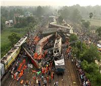 وزير السكك الحديد الهندي: خلل بنظام الإشارات الإلكترونية تسبب بتصادم القطارين