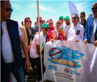 وزيرة البيئة تشارك في حملة تنظيف شاطئ عام بالإسكندرية من البلاستيك