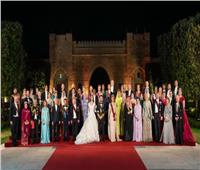 صورة جماعية تاريخية من زفاف ولي عهد الأردن ورجوة آل سيف