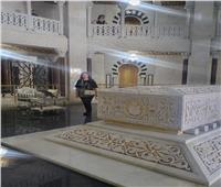 إلهام شاهين تزور قبر الرئيس التونسي الراحل الحبيب بورقيية