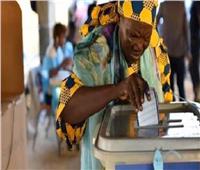الناخبون في سيراليون يدلون بأصواتهم في الانتخابات العامة