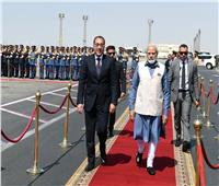 رئيس الوزراء يستقبل رئيس الوزراء الهندي بمطار القاهرة