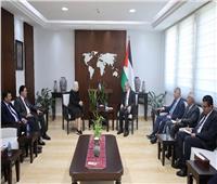 رئيس الوزراء الفلسطيني يطلع وفدا من الجامعة العربية على انتهاكات الاحتلال