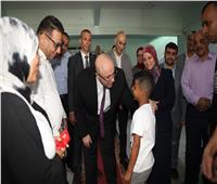 محافظ بني سويف يوزع الهدايا على أطفال جمعية رعاية مؤسسات الأيتام في أول أيام عيد الأضحى المبارك