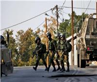 الاحتلال يصيب فلسطينيًا بالرصاص ويعتقله بدعوى مُحاولته التسلل إلى مستوطنة في الخليل
