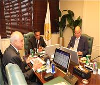 محافظ القاهرة يعرض معدلات تنفيذ المشروعات على وزير التنمية المحلية