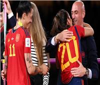 فيفا يفتح إجراءات تأديبية ضد رئيس الاتحاد الإسباني بعد تقبيل لاعبه المنتخب