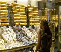 إستقرار أسعار الذهب محليا وتراجعه عالميا في بداية تعاملات اليوم الجمعة