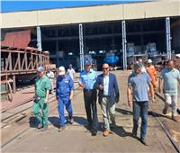 رئيس هيئة ميناء دمياط يجرى زيارة للشركة المصرية لإصلاح وبناء السفن 