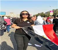 آلاف المتظاهرين يرفعون علم فلسطين أمام المنصة لكسر الحصار على قطاع غزة