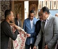 في أثناء زيارته للفيوم لتفقُد عدد من المشروعات.. رئيس الوزراء يتفقد معرض"أيادي مصر"