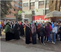 الانتخابات الرئاسية.. توافد المئات من المواطنون بمدرسة مكارم الأخلاق الاعدادية بنات بشبرا للأدلاء باصواتهم 