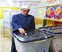 رئيس جامعة الأزهر يدلي بصوته في الانتخابات الرئاسية