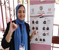 «اية» بطلة بوستر توعية الصم بإجراءات التصويت بلغة الإشارة تدلي بصوتها في الانتخابات 