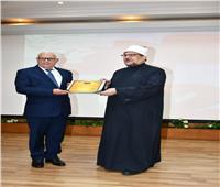 وزير الأوقاف يكرّم الفائزين بجائزة التميز الوظيفي في بورسعيد