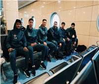 لاعبو الأهلي يتوافدون على مطار القاهرة استعداداً للسفر إلى الإمارات