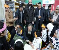 ممثل الأمم المتحدة للطفولة يزور جناح الأزهر بمعرض الكتاب.. ويلتقط صور مع الأطفال