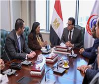 وزير الصحة يكرم الدكتورة نعيمة القصير ويهديها درع الوزارة تقديرا لجهودها