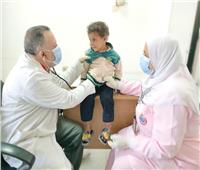 توقيع الكشف الطبي على 1334 حالة خلال قافلة طبية بقرية السلام ببني مزار بالمنيا