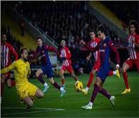 انطلاق مباراة أتلتيكو مدريد وبرشلونة بالدوري الإسباني
