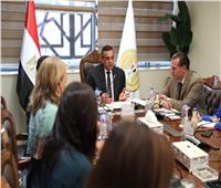 وزير التنمية المحلية يبحث مع وفد البنك الدولى برنامج التنمية المحلية بصعيد مصر