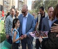 عبدالعال يشارك المواطنين احتفالهم بشم النسيم في الحديقة الدولية 