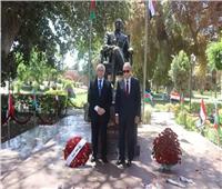 محافظ القليوبية وسفير أذربيجان يضعان إكليلا من الزهور على النصب التذكاري للزعيم  حيدر علييف