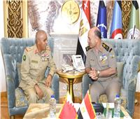 الفريق أسامة عسكر يلتقى رئيس هيئة الأركان بقوة دفاع البحرين