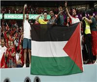 مشجع يحمل علم فلسطين يقتحم ملعب مباراة الزمالك ونهضة بركان