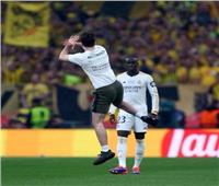 مشجع يقتحم ملعب نهائي دوري أبطال أوروبا بعد ثوان من انطلاقه 