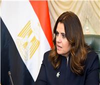 «وزيرة الهجرة »تطمئن على المصري المصاب في حريق عقار بالكويت 